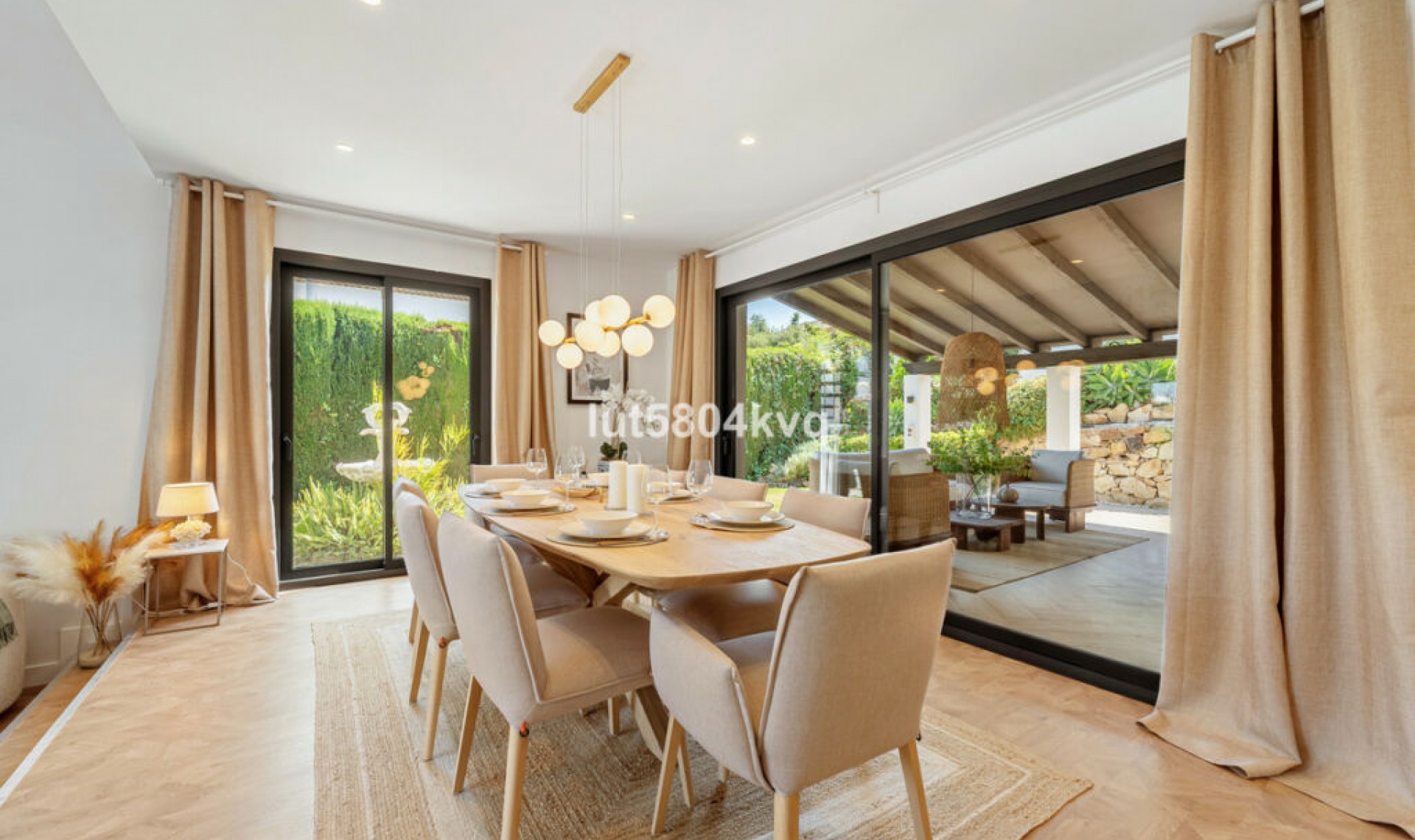 Resale - House -
Nueva Andalucía