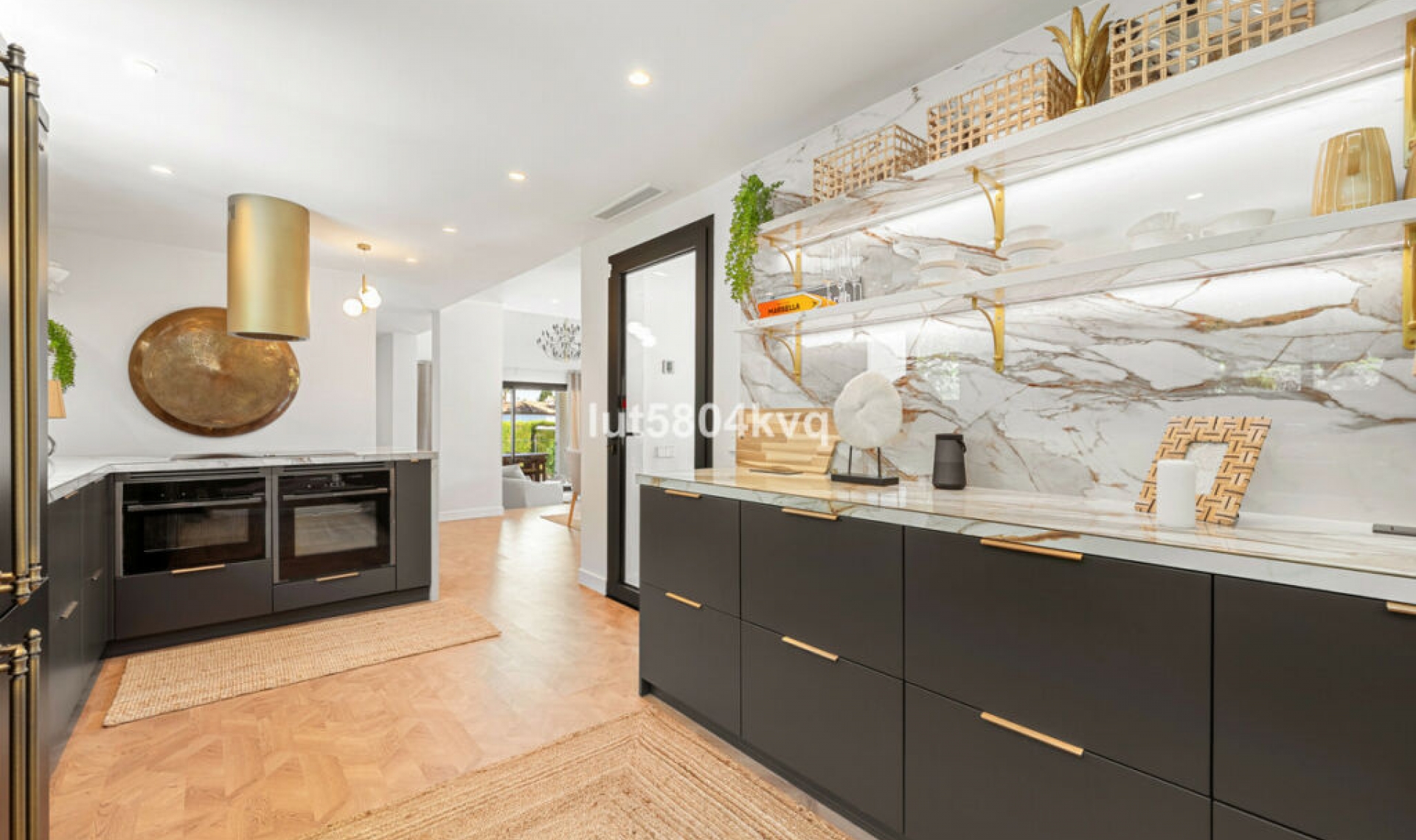 Resale - House -
Nueva Andalucía