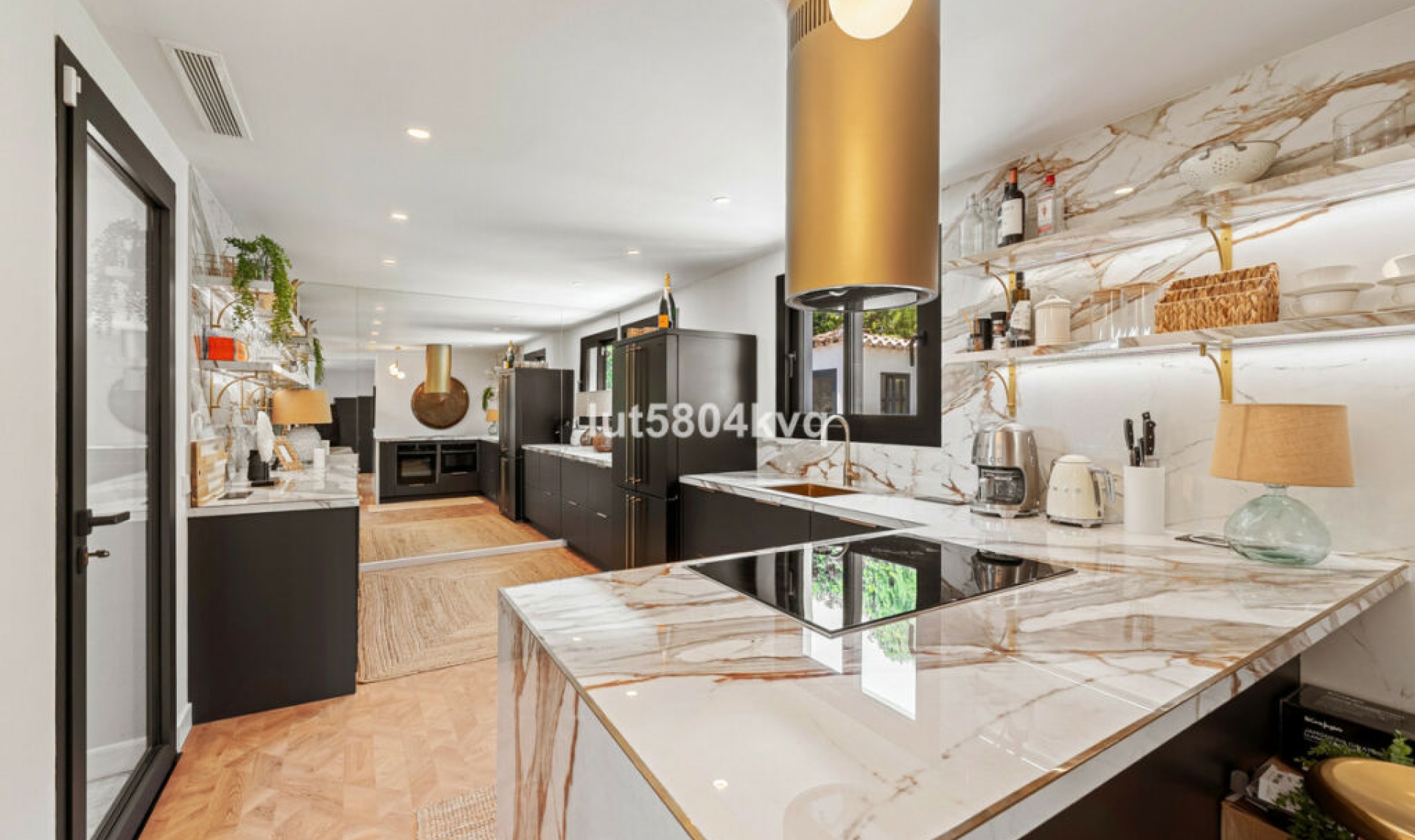 Resale - House -
Nueva Andalucía