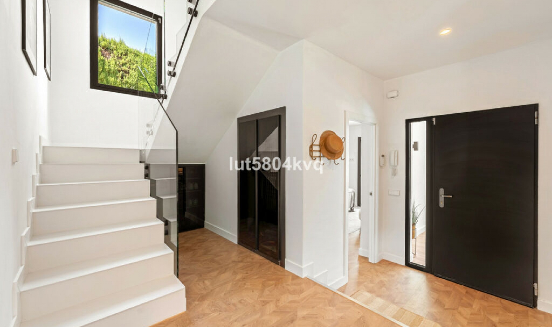 Resale - House -
Nueva Andalucía