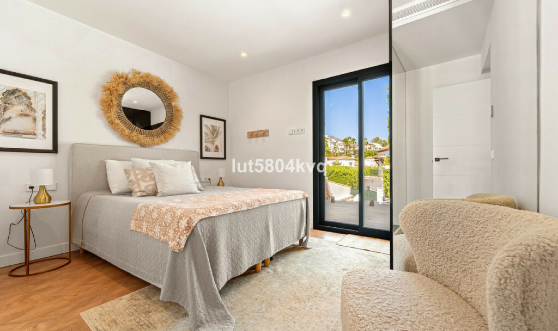 Resale - House -
Nueva Andalucía