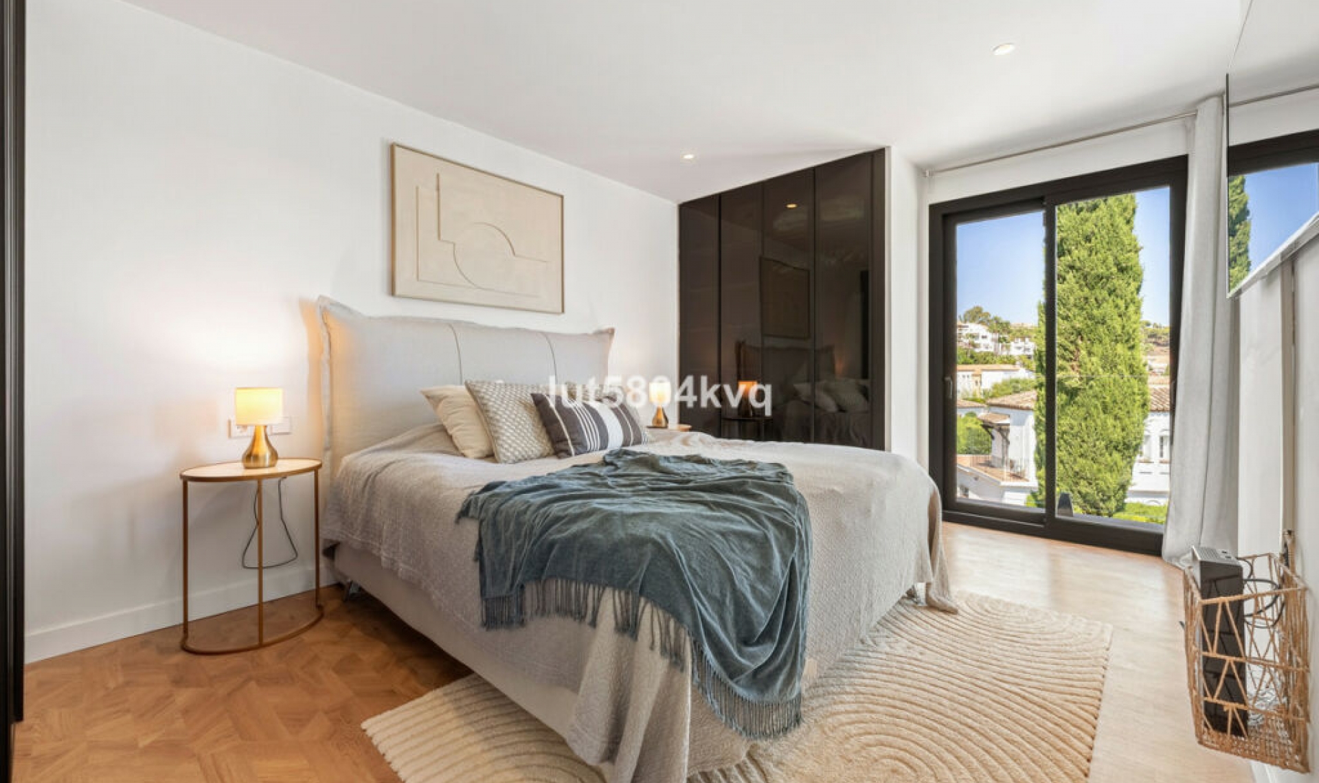 Resale - House -
Nueva Andalucía