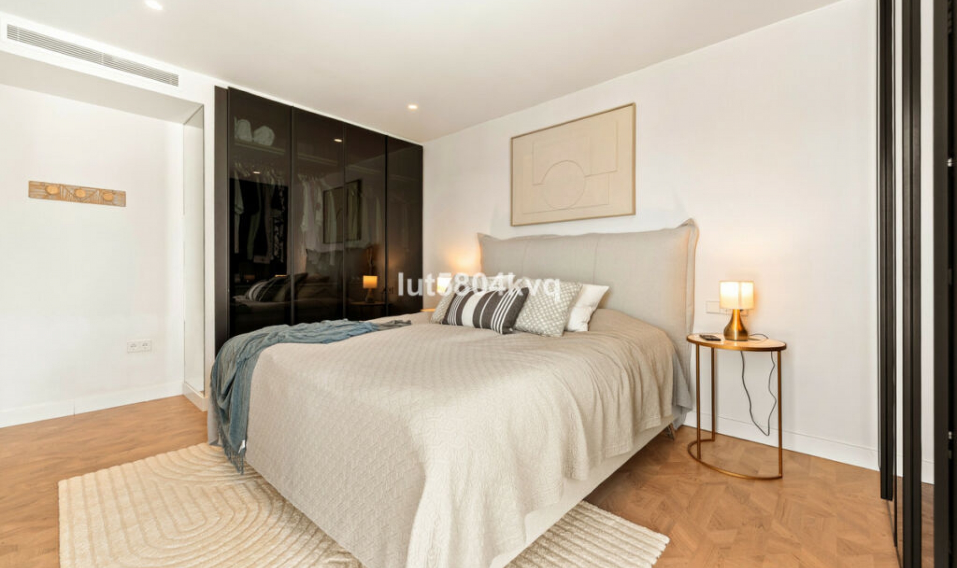 Resale - House -
Nueva Andalucía
