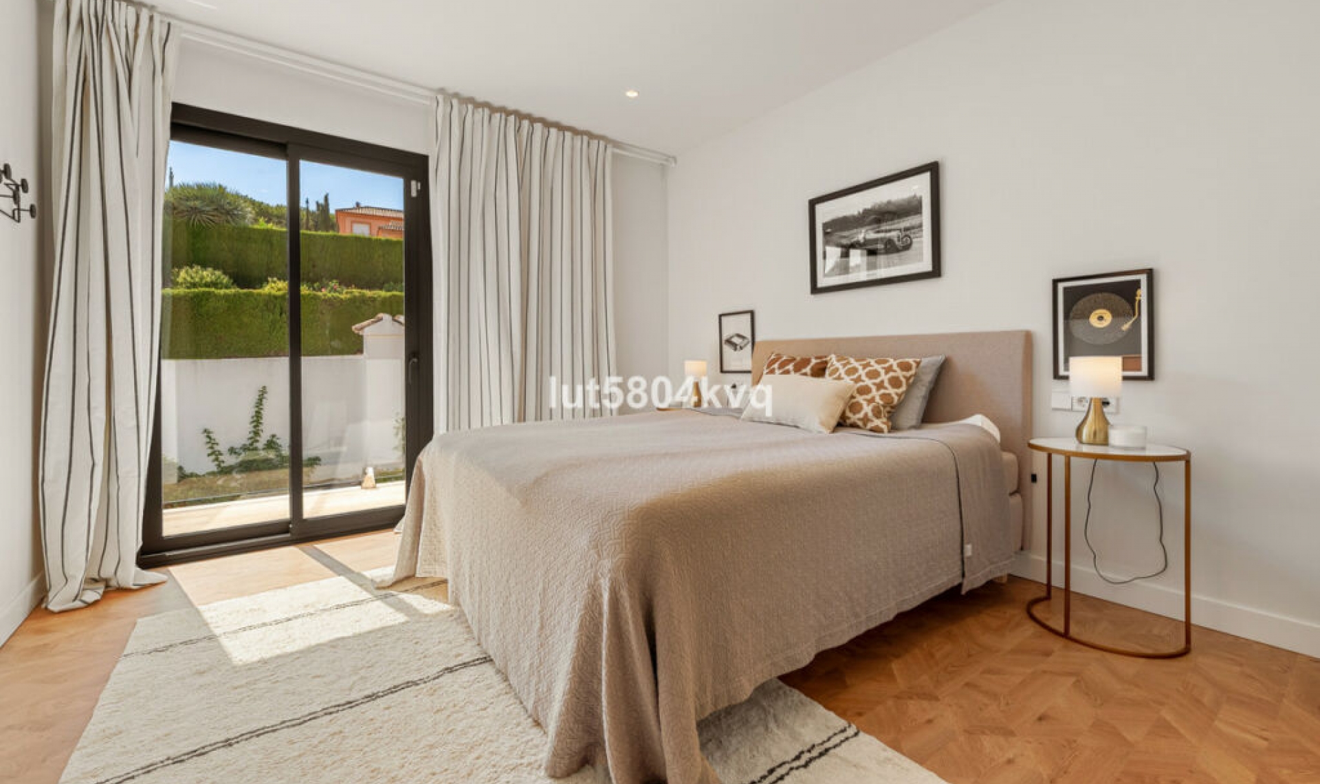 Resale - House -
Nueva Andalucía