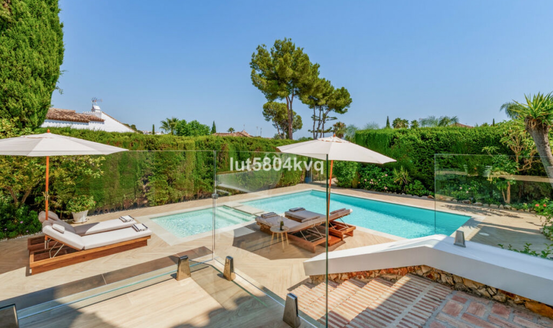 Resale - House -
Nueva Andalucía