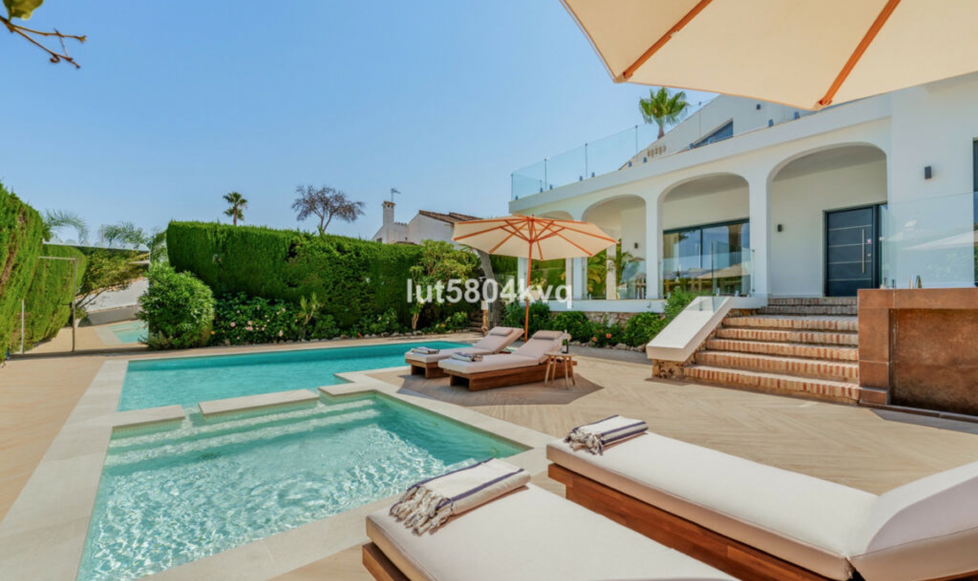 Resale - House -
Nueva Andalucía