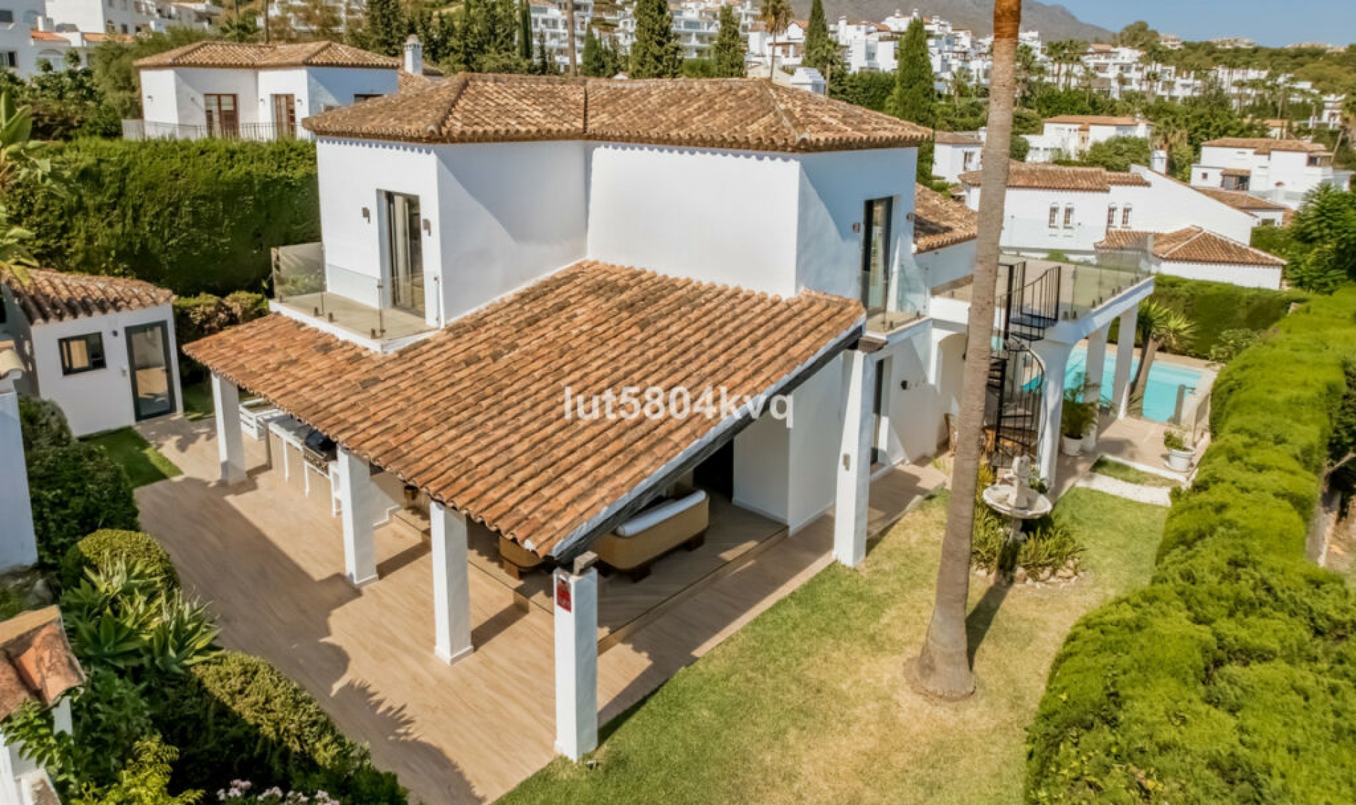 Resale - House -
Nueva Andalucía