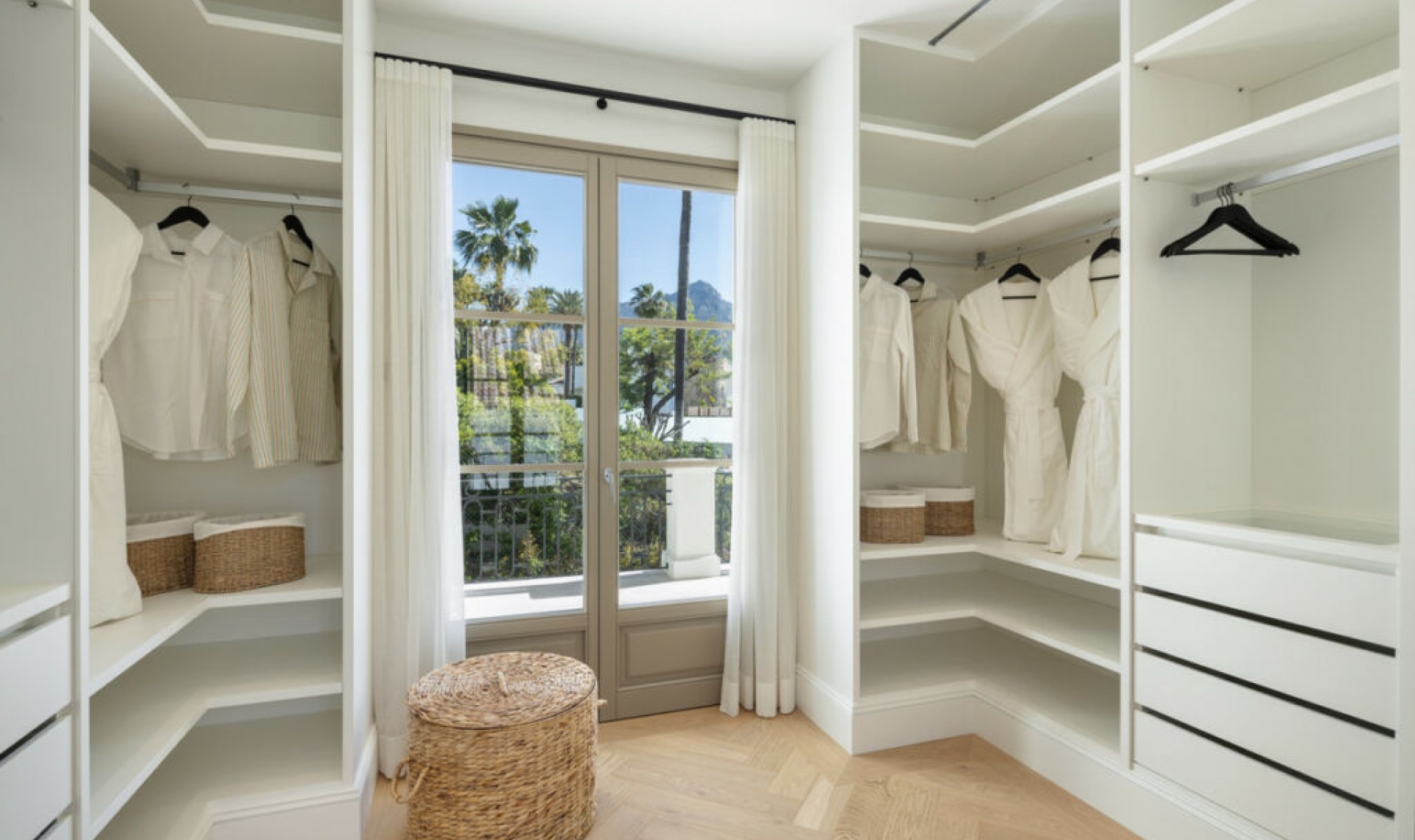 Resale - House -
Nueva Andalucía