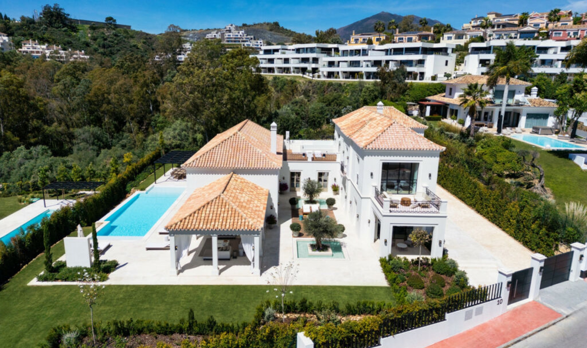 Resale - House -
Nueva Andalucía