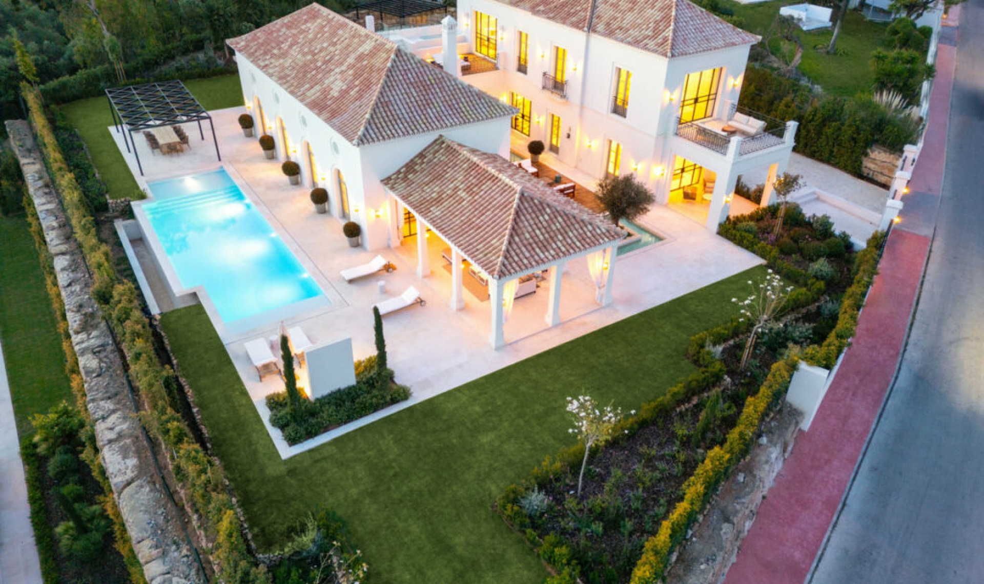 Resale - House -
Nueva Andalucía