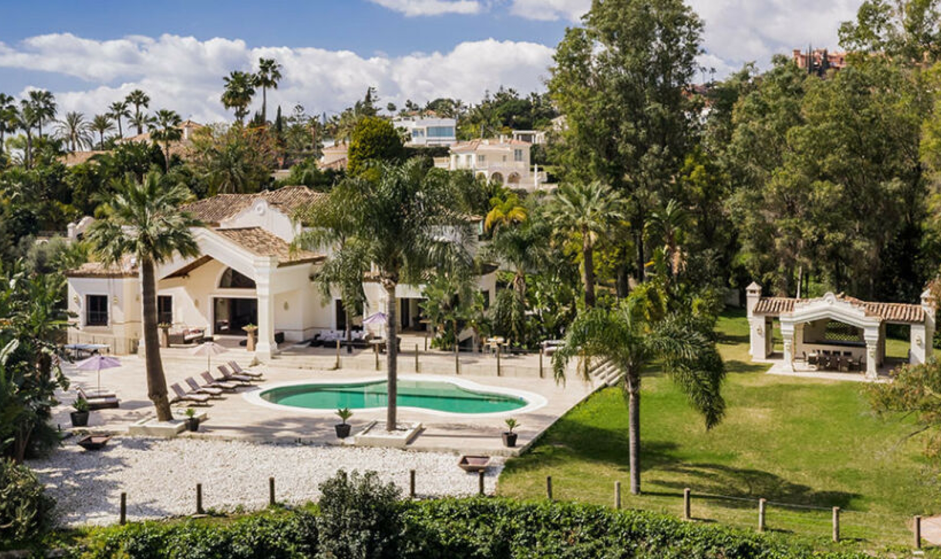 Resale - House -
Nueva Andalucía