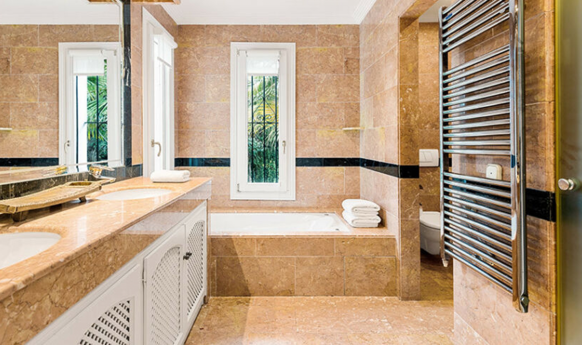 Resale - House -
Nueva Andalucía