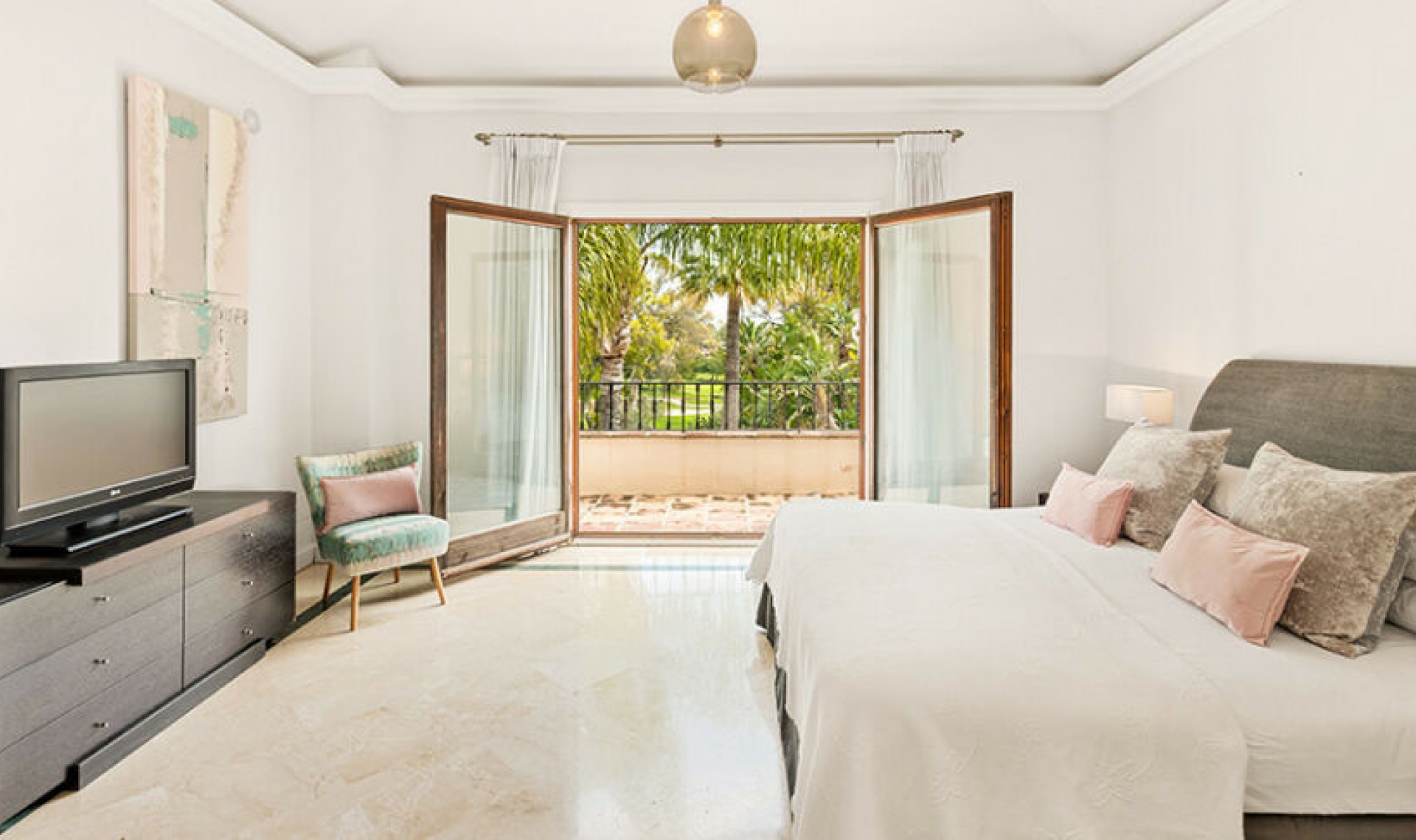Resale - House -
Nueva Andalucía