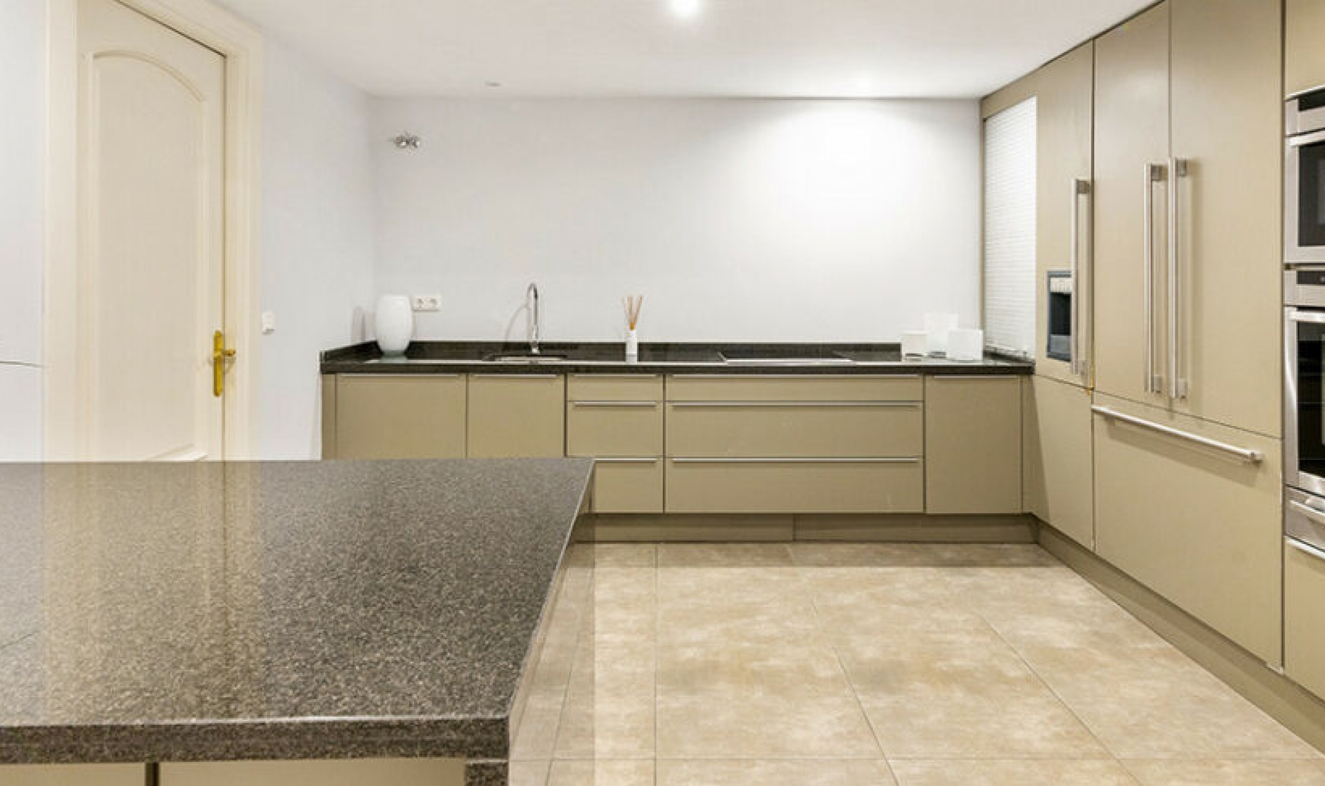 Resale - House -
Nueva Andalucía