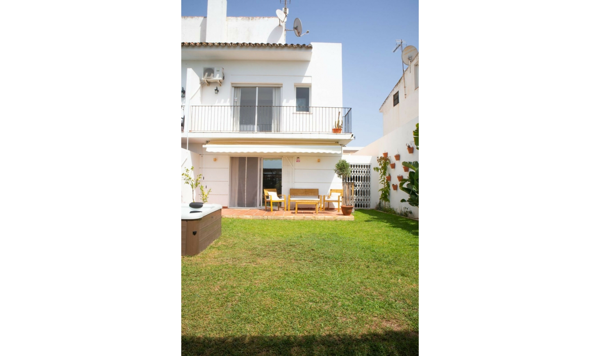 Resale - House -
Nueva Andalucía