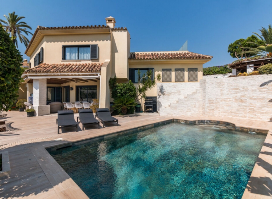 Resale - House -
Nueva Andalucía