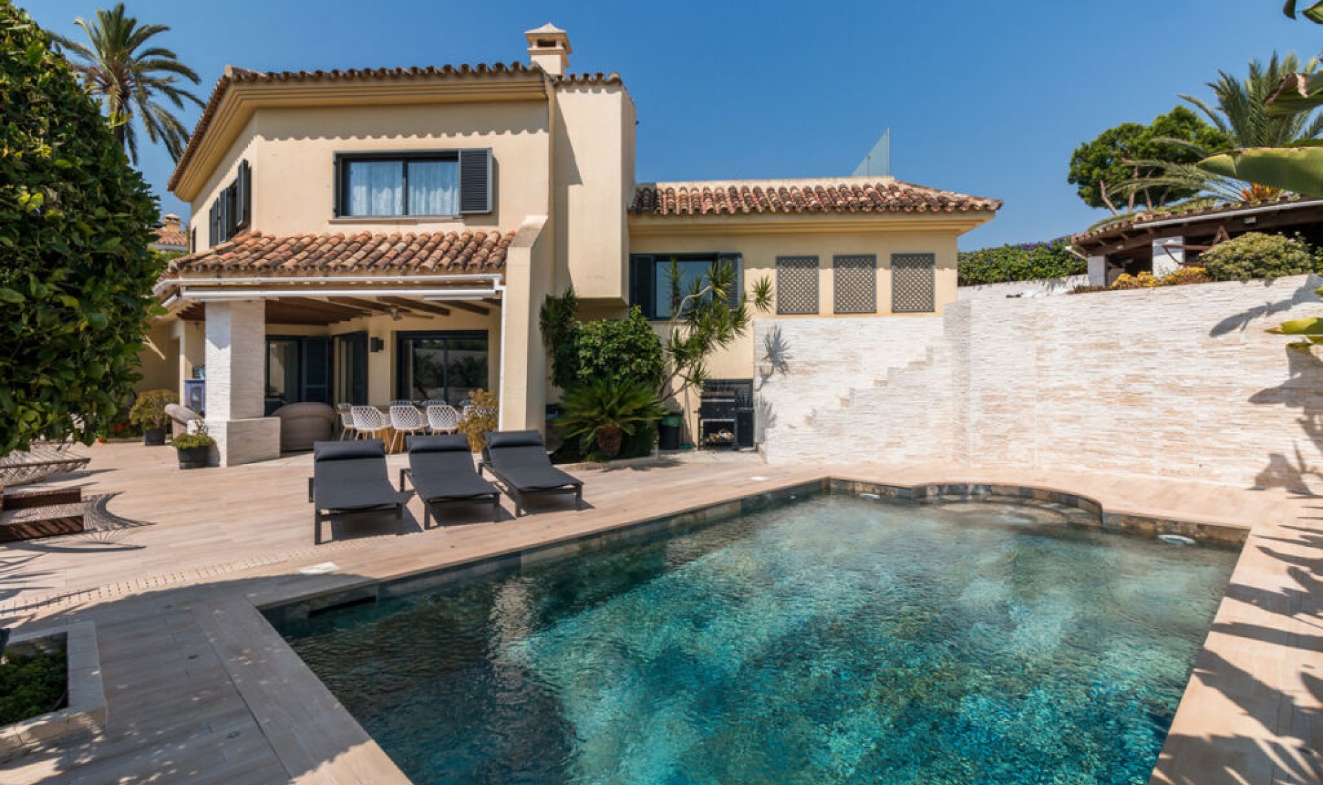 Resale - House -
Nueva Andalucía