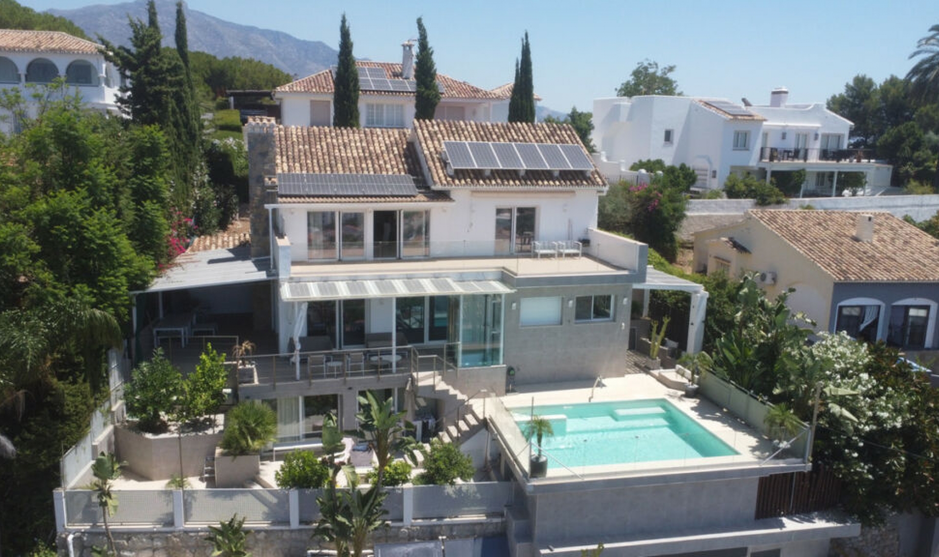 Resale - House -
Nueva Andalucía