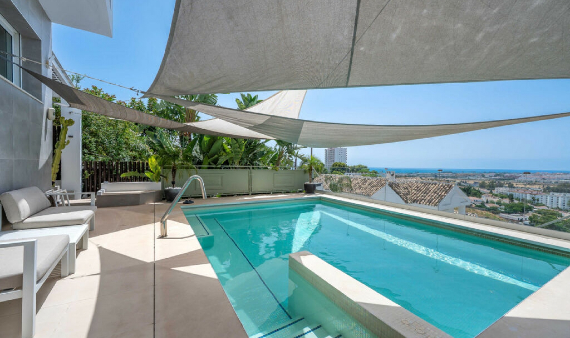 Resale - House -
Nueva Andalucía