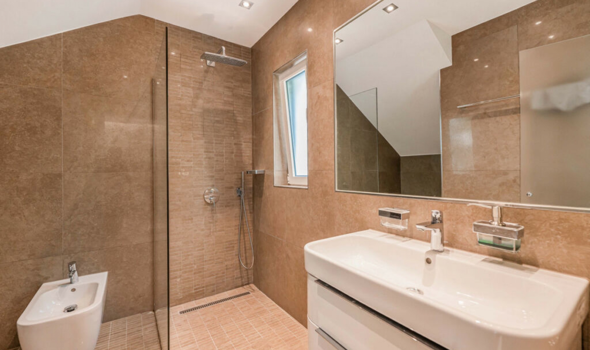 Resale - House -
Nueva Andalucía