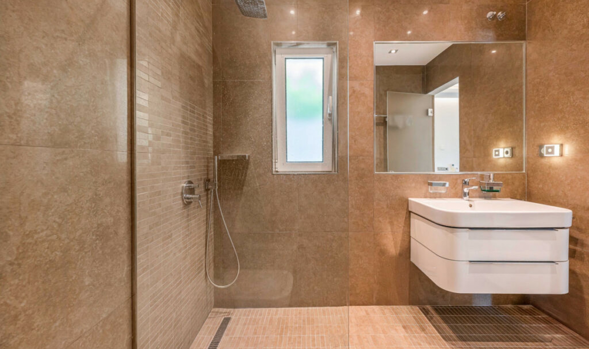 Resale - House -
Nueva Andalucía