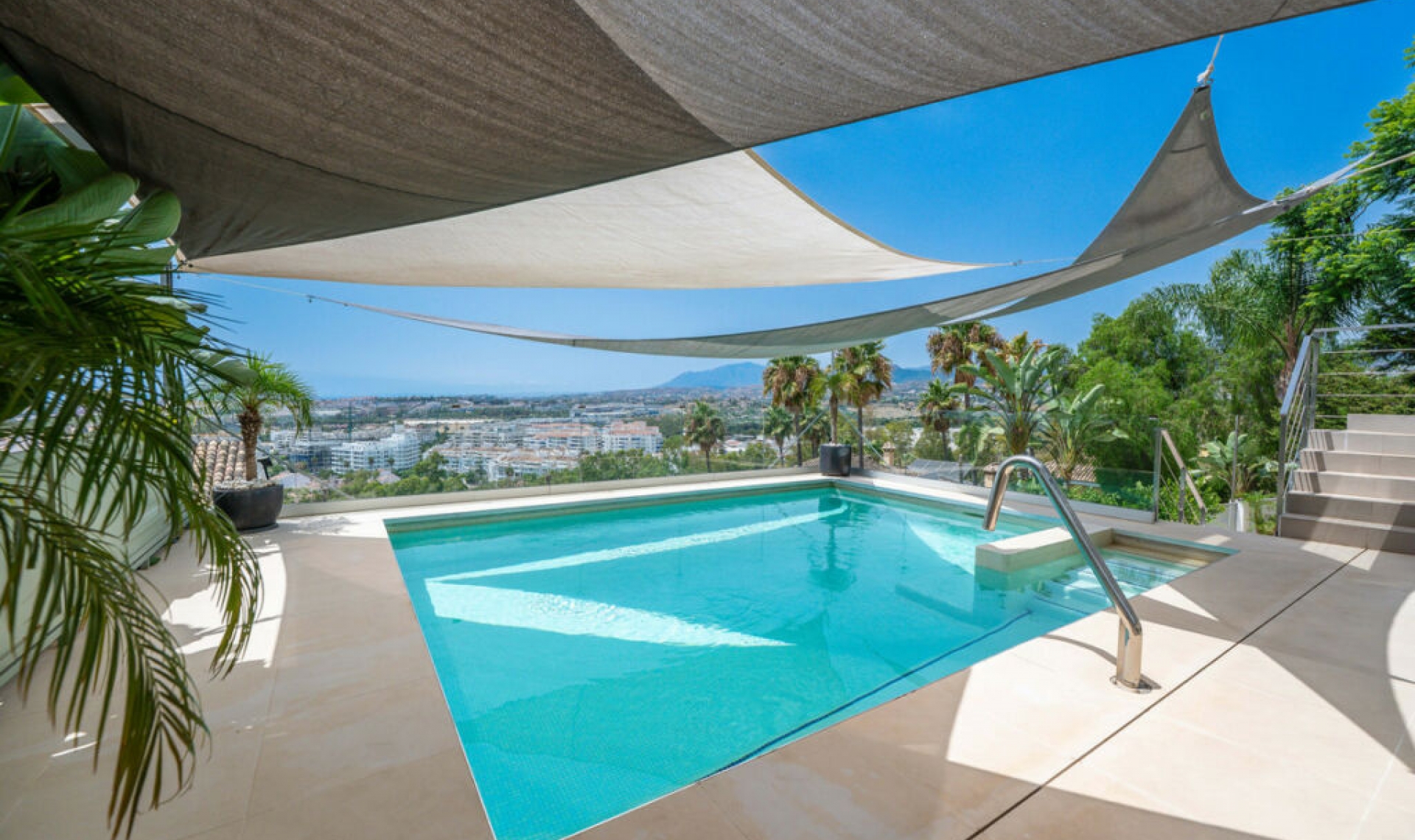 Resale - House -
Nueva Andalucía