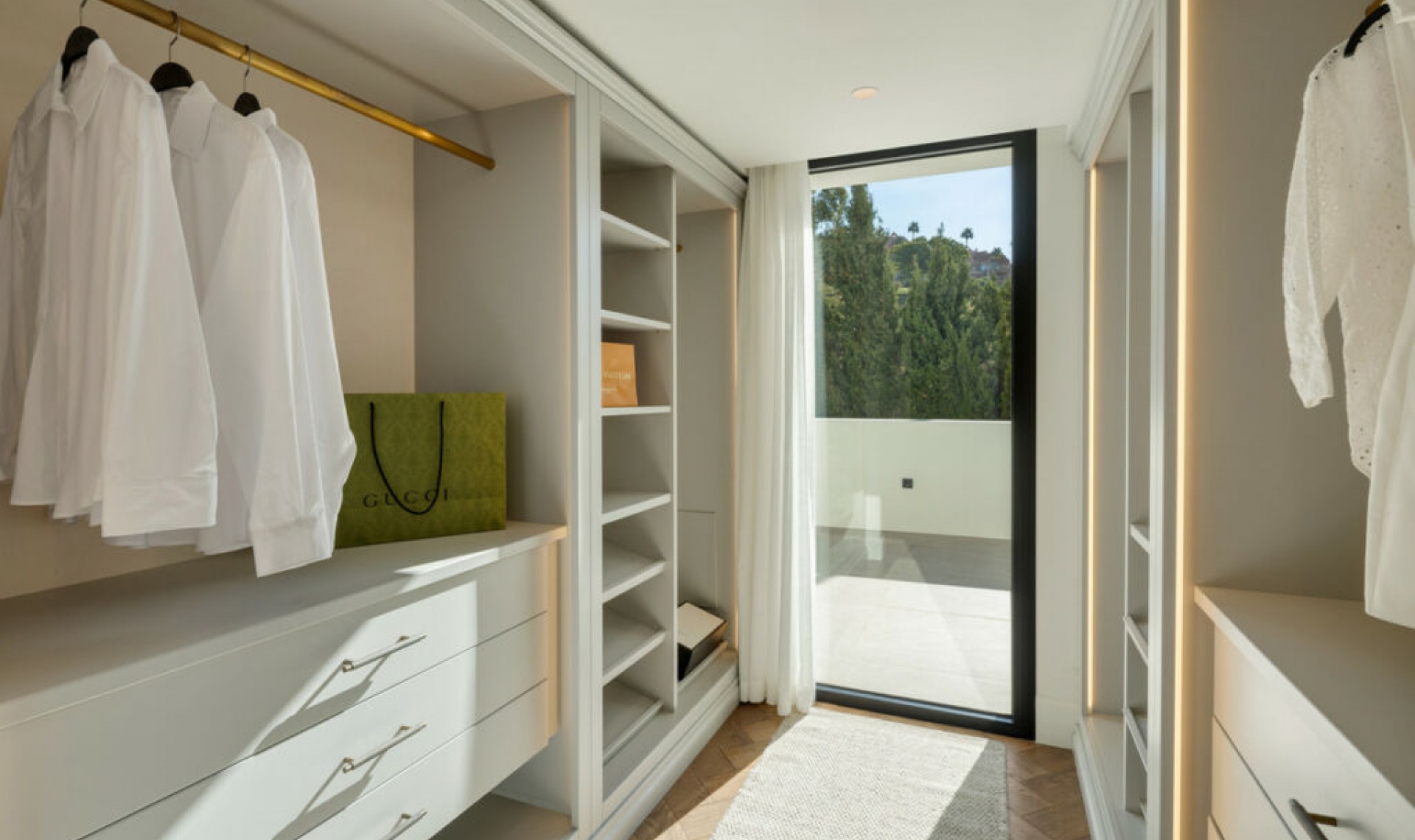 Resale - House -
Nueva Andalucía