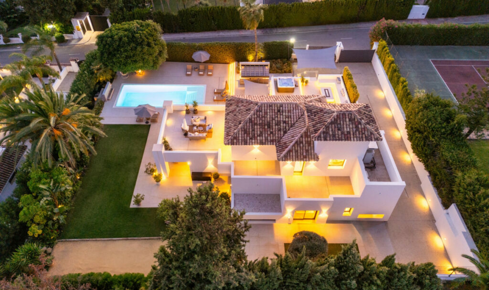 Resale - House -
Nueva Andalucía