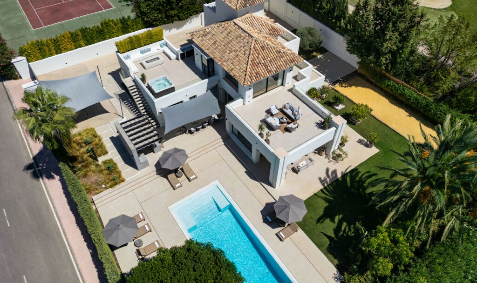 Resale - House -
Nueva Andalucía