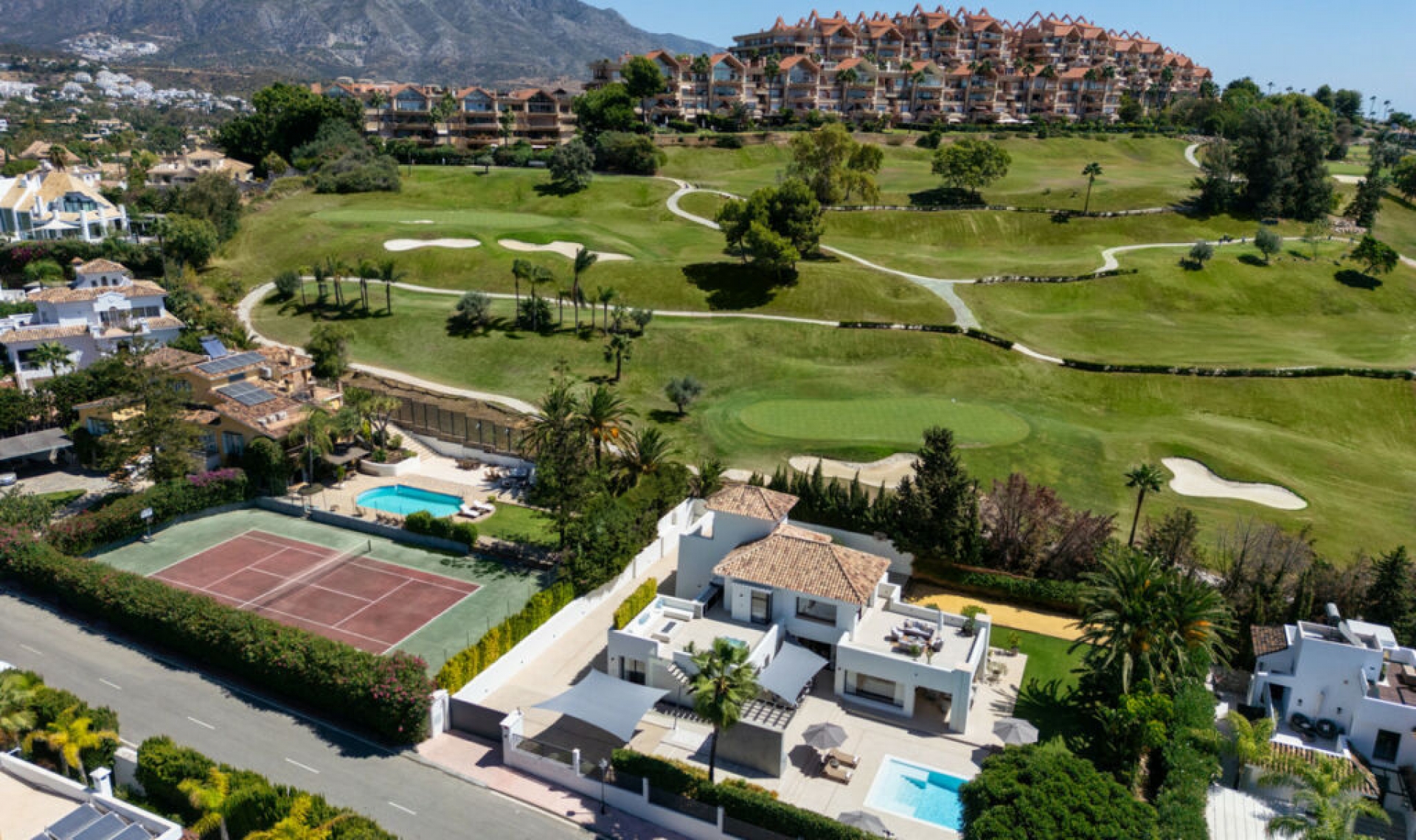 Resale - House -
Nueva Andalucía