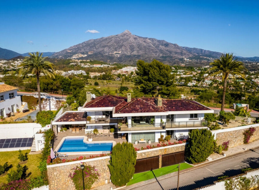 Resale - House -
Nueva Andalucía