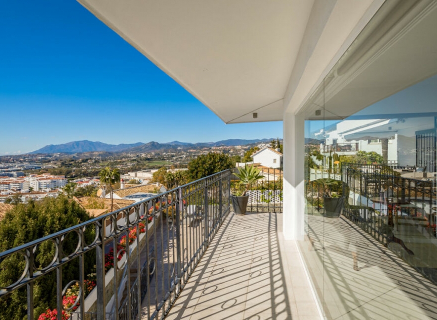 Resale - House -
Nueva Andalucía