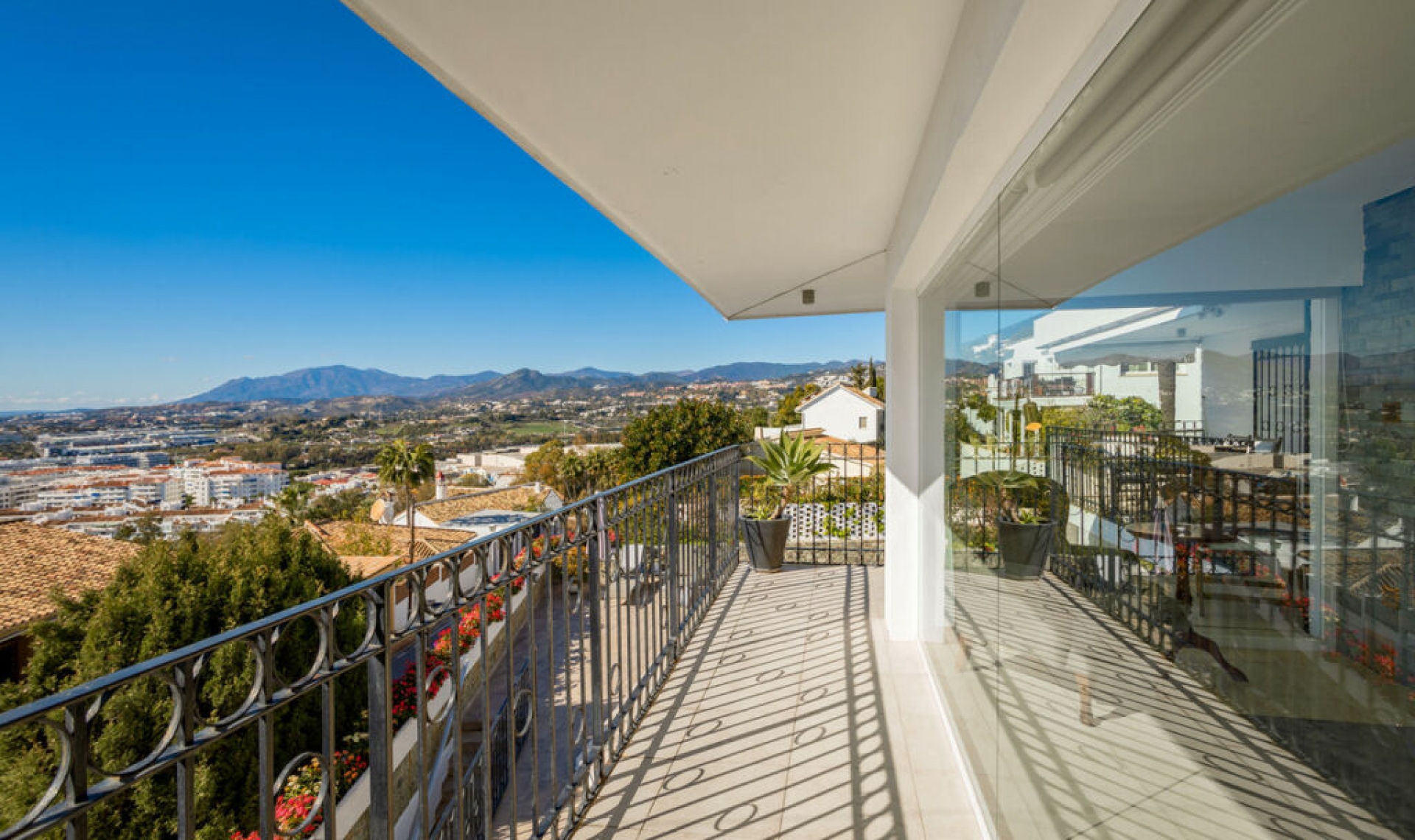 Resale - House -
Nueva Andalucía
