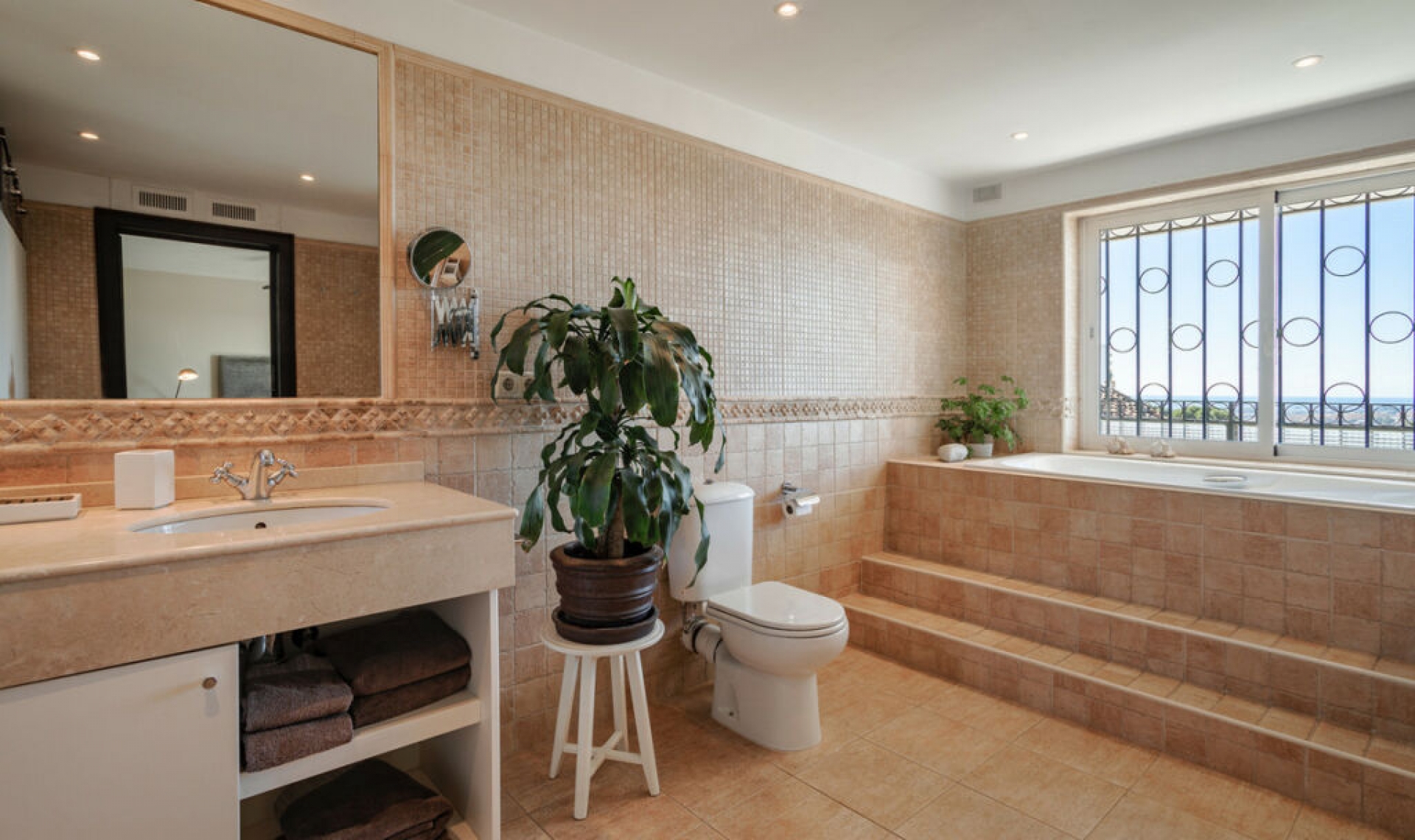 Resale - House -
Nueva Andalucía