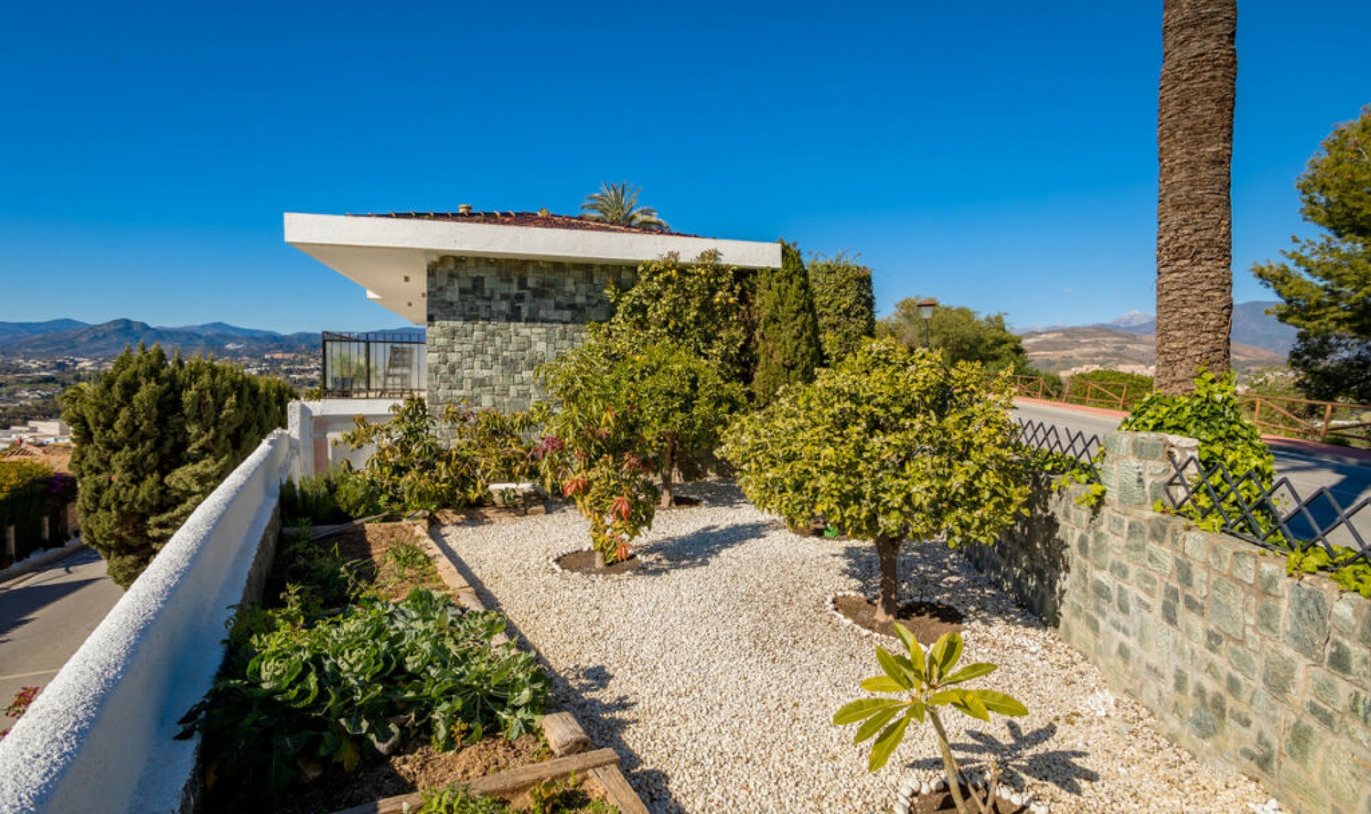 Resale - House -
Nueva Andalucía