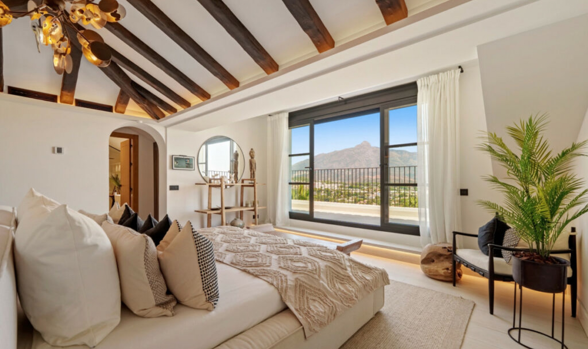 Resale - House -
Nueva Andalucía