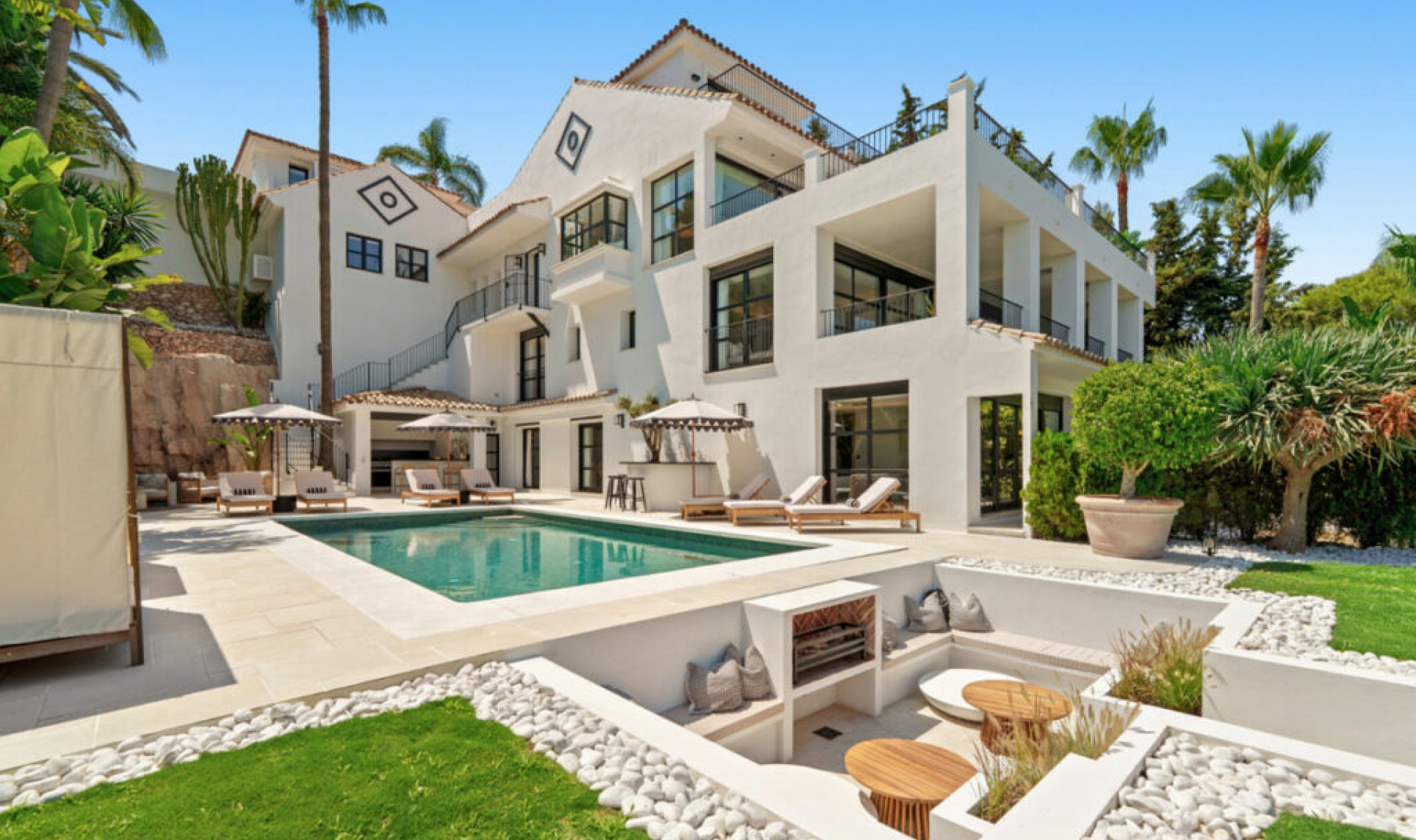 Resale - House -
Nueva Andalucía