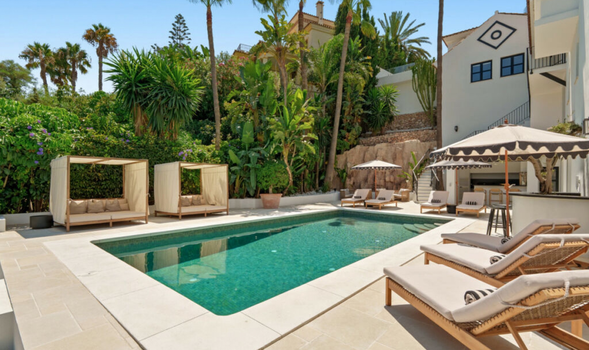 Resale - House -
Nueva Andalucía