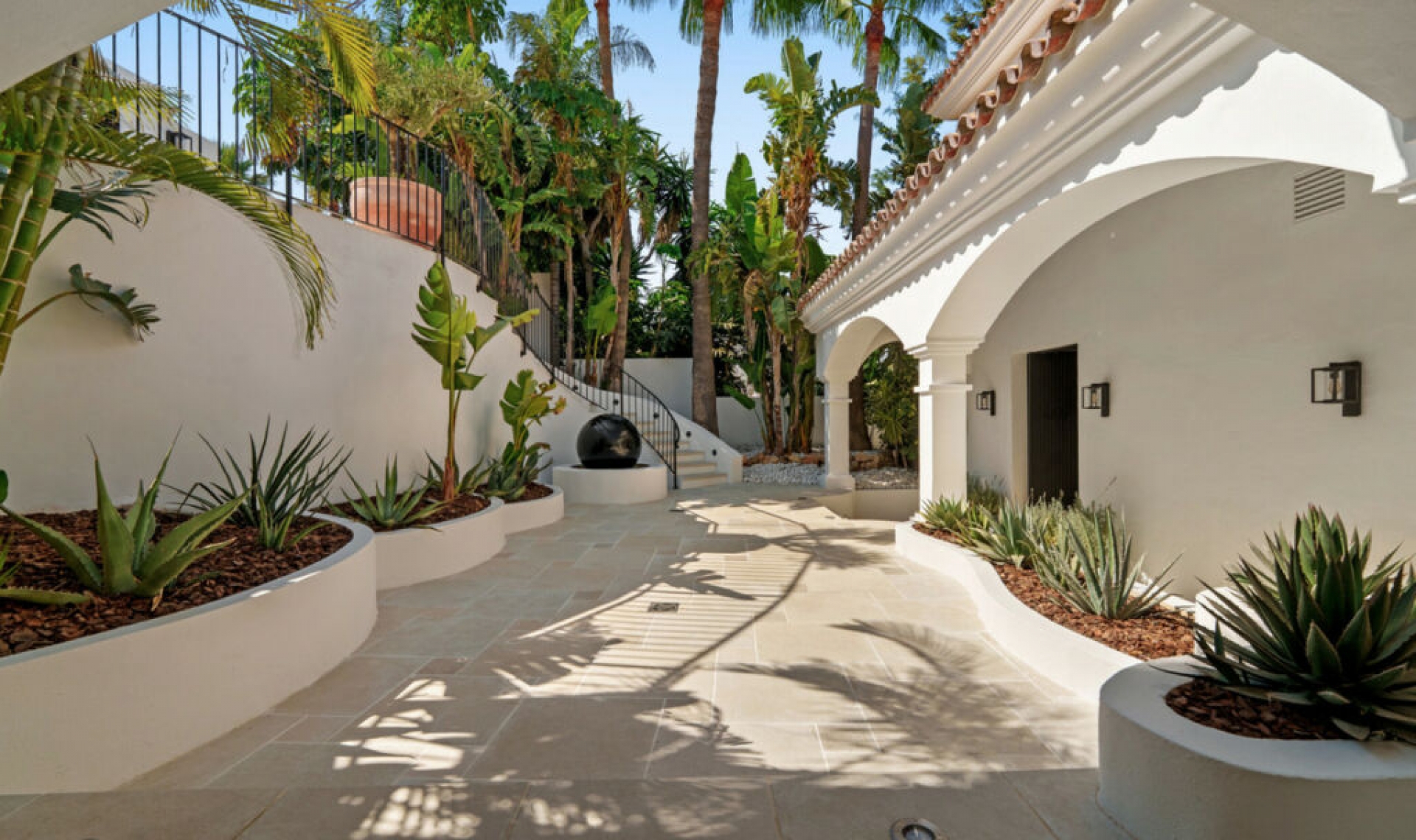 Resale - House -
Nueva Andalucía