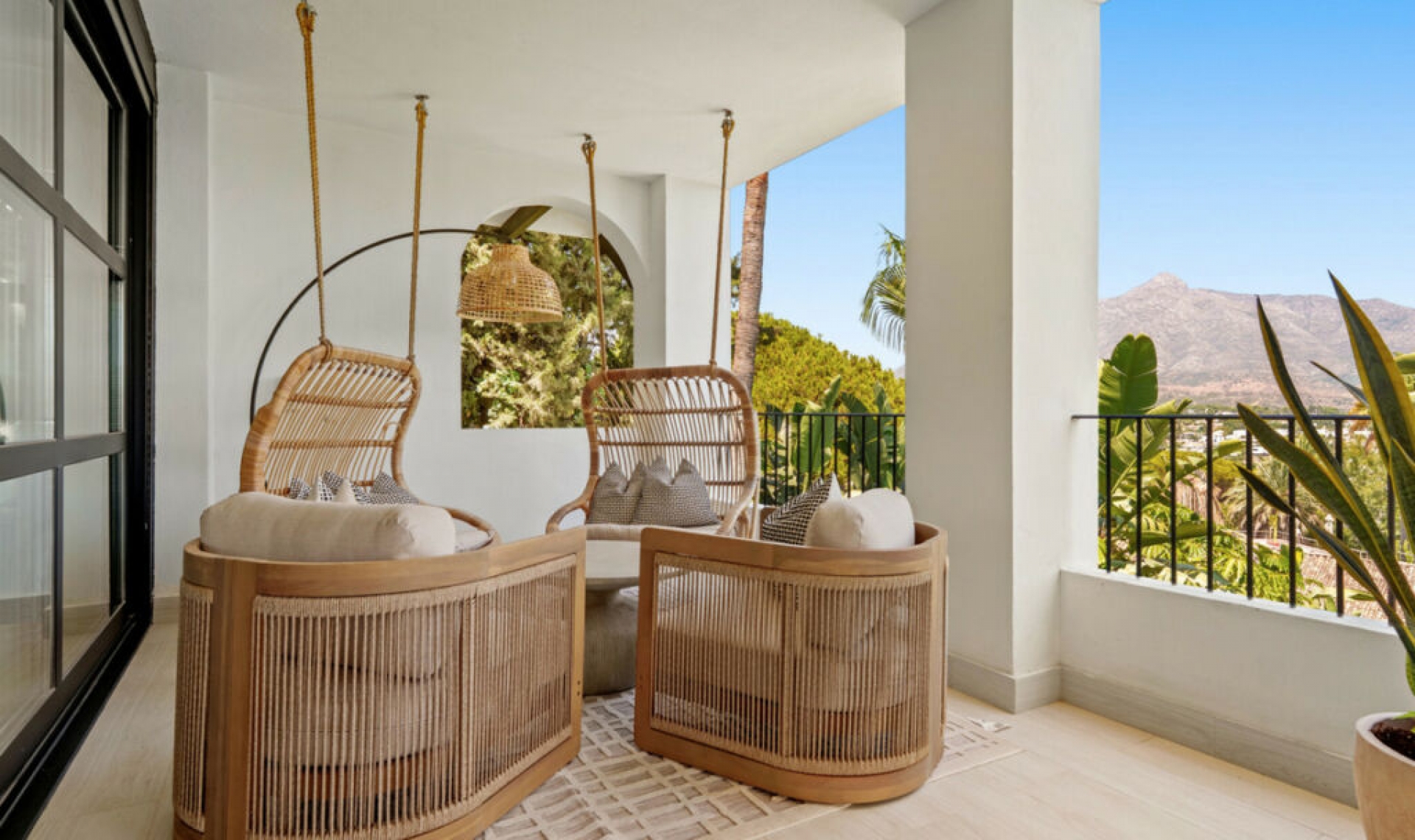 Resale - House -
Nueva Andalucía