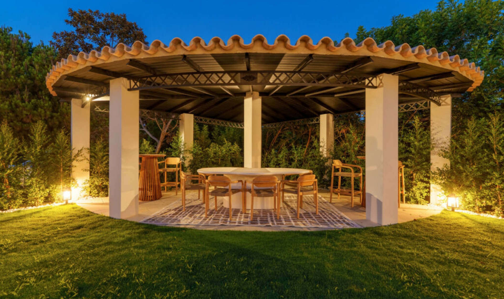 Resale - House -
Nueva Andalucía