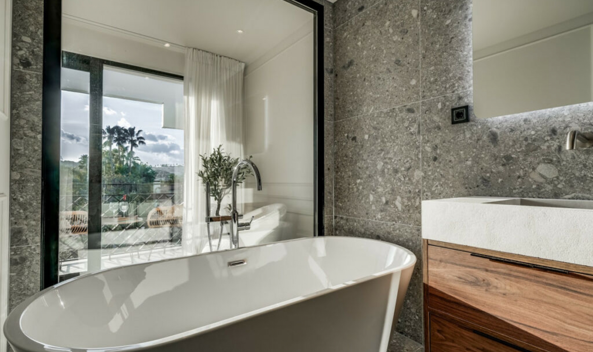 Resale - House -
Nueva Andalucía