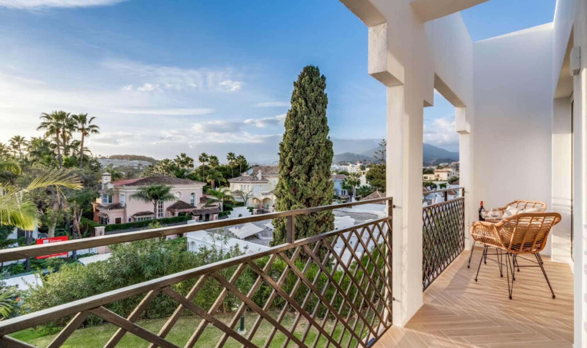 Resale - House -
Nueva Andalucía