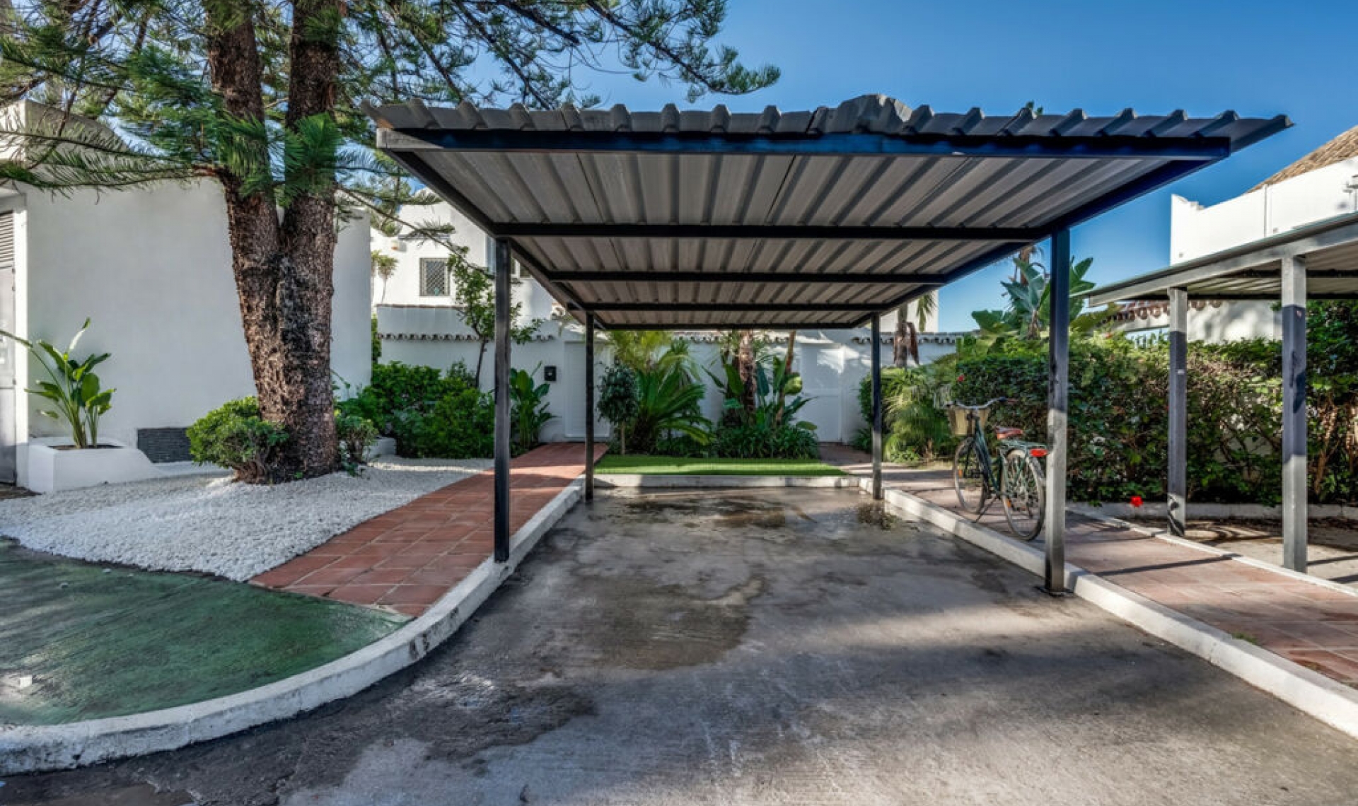 Resale - House -
Nueva Andalucía