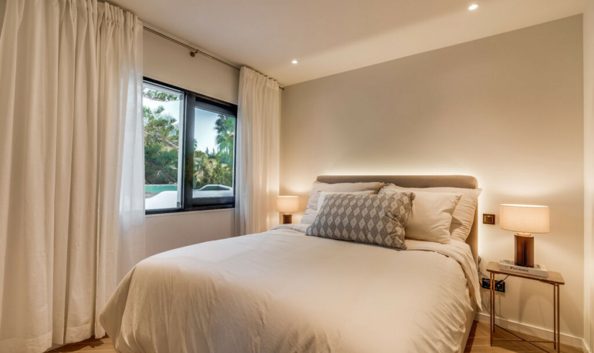 Resale - House -
Nueva Andalucía