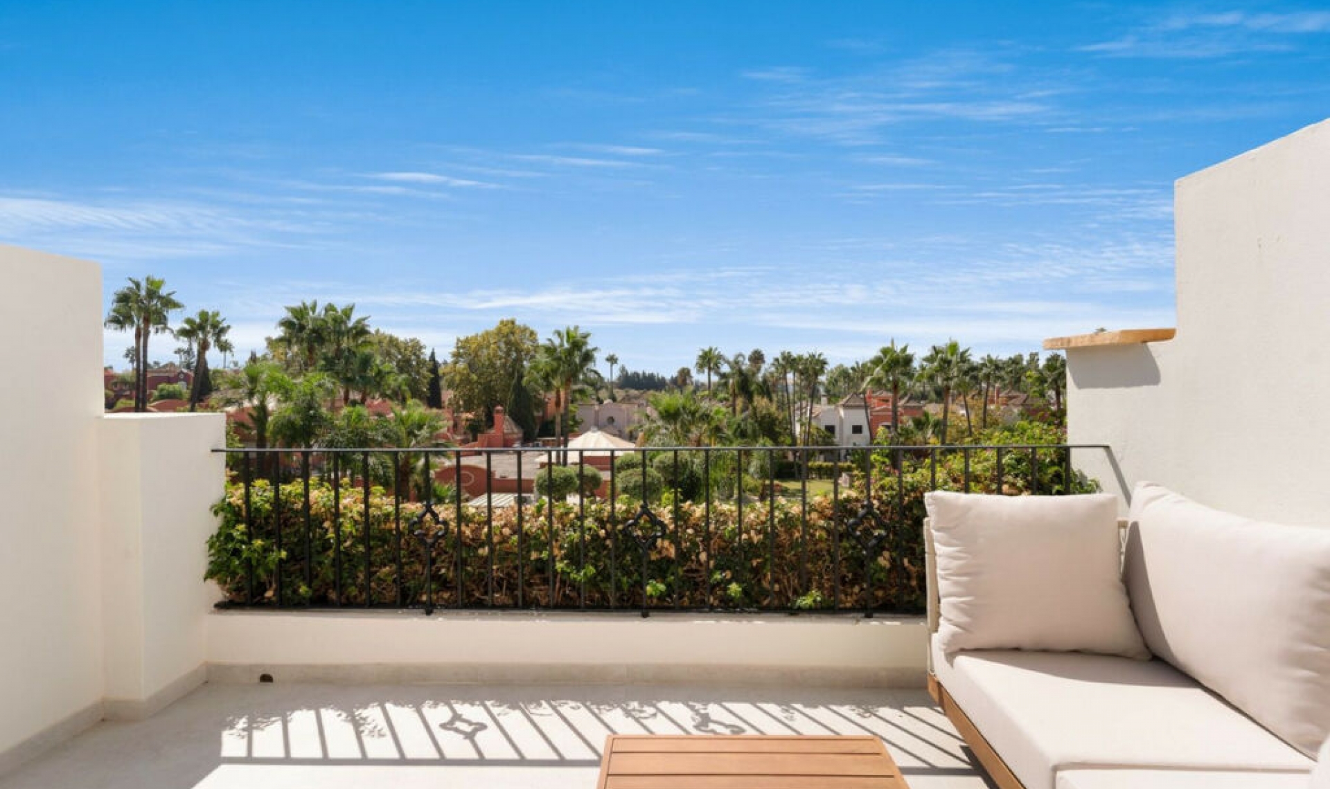 Resale - House -
Nueva Andalucía