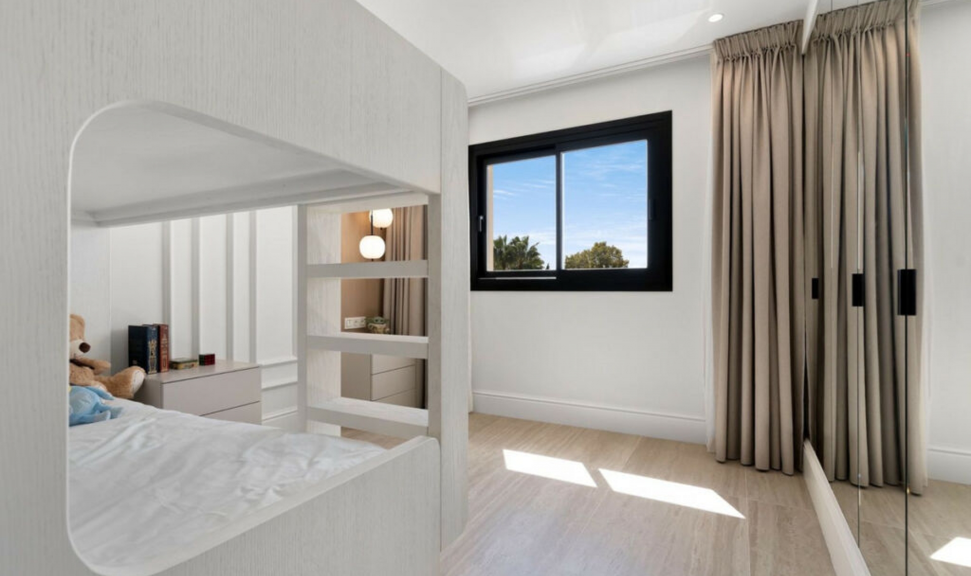 Resale - House -
Nueva Andalucía