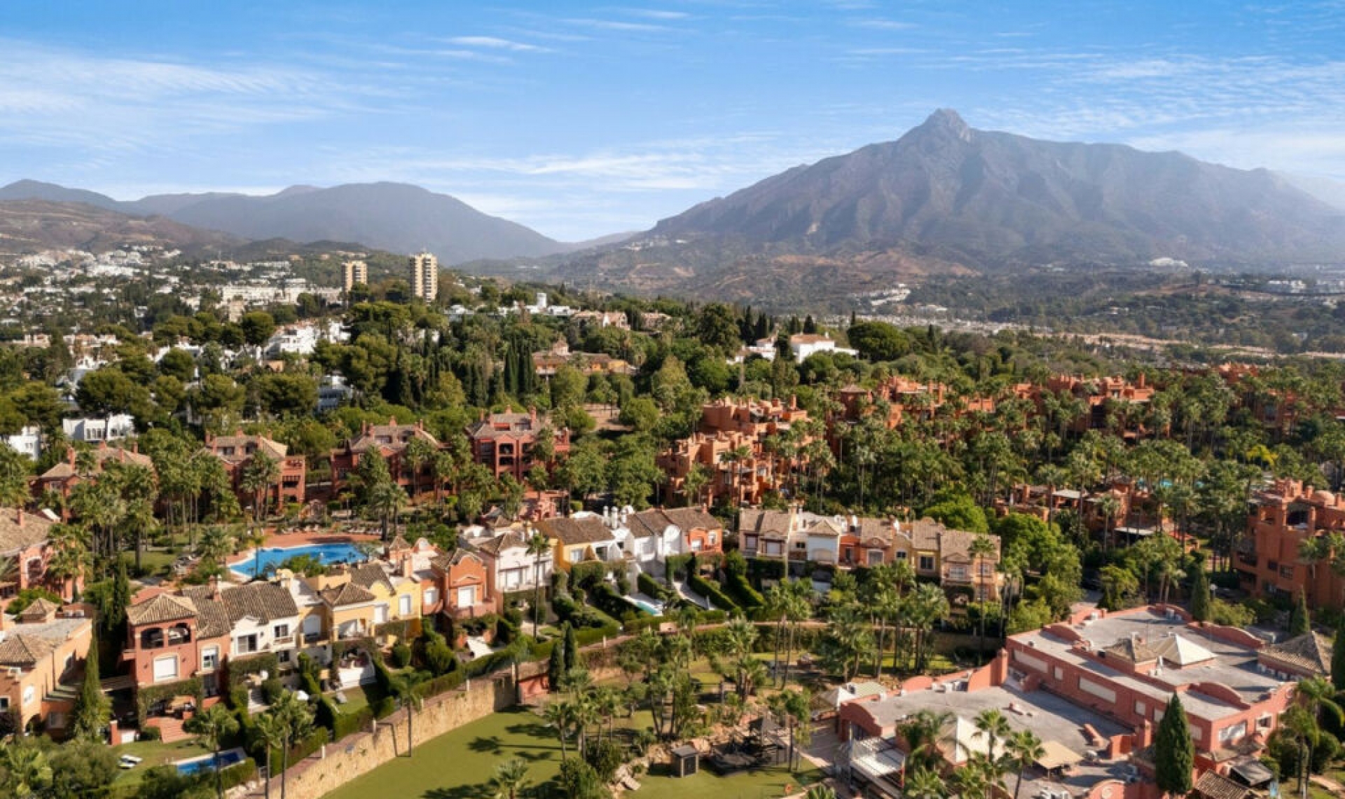 Resale - House -
Nueva Andalucía