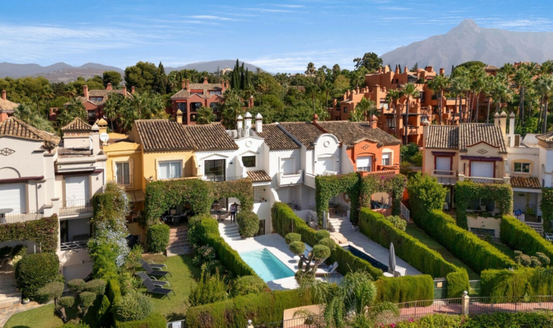 Resale - House -
Nueva Andalucía