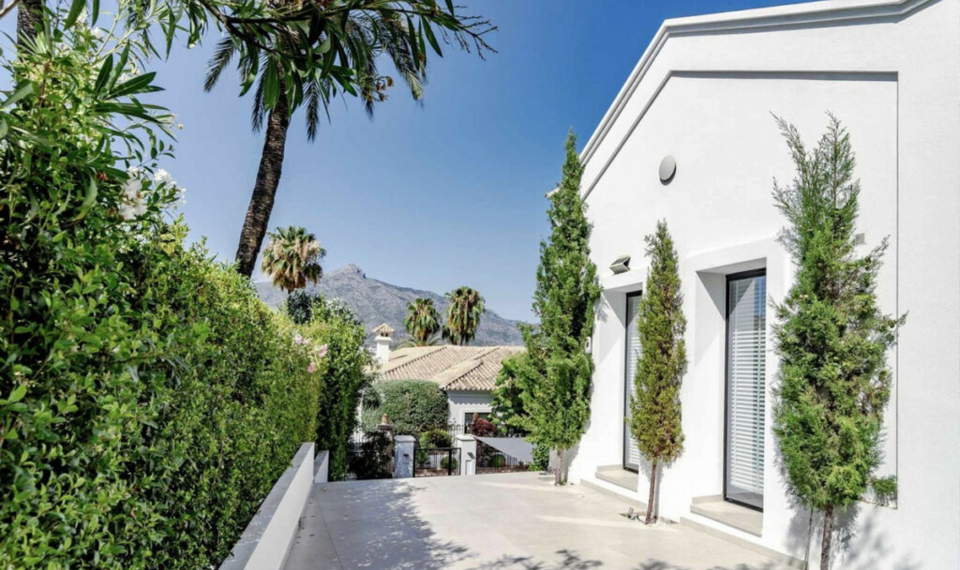 Resale - House -
Nueva Andalucía